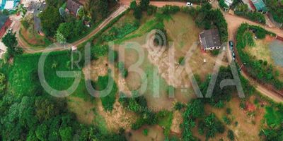 Ubicados en el corregimiento de Dapa, municipio de Yumbo, estos dos lotes contiguos conforman una excelente oportunidad para desarrollar una vivienda campestre o un proyecto con visión. Con áreas de 4.510 m² (Lote 5A) y 4.743 m² (Lote 6A), su topografía y entorno natural permiten una construcción que privilegia la tranquilidad, la vista y la conexión con el paisaje.
Ambos predios cuentan con tradición clara, acceso rural y ubicación estratégica a solo 25 minutos de Cali. Son ideales para quienes buscan una inversión en tierra fértil y silenciosa, perfecta para el descanso o para un desarrollo exclusivo con baja densidad.
Ubika tu tierra donde el aire es más puro y el futuro más amplio