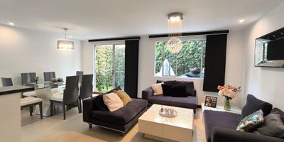 Esta cómoda casa ubicada en Envigado en una hermosa unidad residencial con excelente ubicación cuenta con un área de xxx mts2 construidos en 2 niveles en un lote de xxx mts2. La casa cuenta con sala, comedor, cocina amplia y bien dotada, zona de ropas, baño social y terraza con jardín en el primer nivel. En el segundo nivel se encuentran las 3 alcobas cada una con baño privado y Vestier, una biblioteca y balcón. La unidad esta dotada con piscina, salón social, zonas verdes y juegos para niños, además de portería 24r horas.