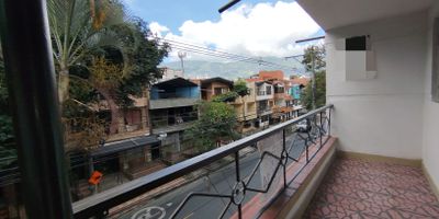 Amplia casa para arriendo ubicado en sector Santa Maria, Itagui. En el podras disfrutar buena iluminacion y buenos espacios, cuenta con 3 alcobas, 3 closet, 2 banos, cocina integral con red de gas, 1 sala, 1 comedor, 1 zona de estudio, 1 cuarto de servicio, 1 patio + terraza, 1 balcon amplio. Tiene cercanias a plaza mayorista y buen acceso a transporte publico.