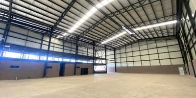 Excelente Bodega disponible para el arriendo, ubicada en Rionegro, Vereda La Laja, cuenta con un área de 3600mts2 aprox, de los cuales 2000mts2 aprox son construidos, Sector seguro y tranquilo.