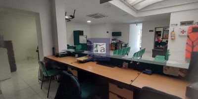 Amplio local en arriendo en SOTOMAYOR, Bucaramanga, Santander. Este local comercial de 91 m² cuenta con pisos en cerámica y dos baños auxiliares, ideal para diversos negocios. Dispone de acceso vehicular y seguridad con vigilancia. Ubicado en estrato 1, con un canon de $3.500.000, es una opción estratégica para establecer su empresa en esta zona de Bucaramanga. Conozca más contactándonos por whatsapp, quiero que me contacten o ver teléfonos.