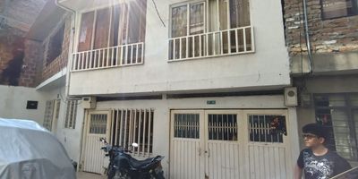 ¿Por que vivir en brisas del limonar en el suroriente de Cali?...una ubicación privilegiada con fácil acceso a vías principales como la Autopista Simón Bolívar y la calle 13, lo que permite una conexión ágil con el resto de la ciudad.
Tiene un entorno residencial y  tranquilo , barrio mayoritariamente  familiar.
Esta propiedad Bifamiliar esta actualmente rentando.

En el primer nivel encontramos 3 habitaciones, 1 baño, sala comedor, cocina tradicional, garaje, lavadero , zona de ropa
En el segundo nivel  sala comedor, 3 habitaciones, 1 baño, cocina tradicional con acceso a la terraza, terraza, lavadero y zona de ropa.
Esta propiedad esta en venta y su precio es negociable, documentos al día.
Contáctanos para agendar una visita.