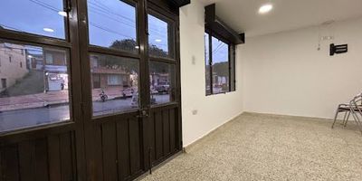 Magnifica ubicación en calle concurrida peatonal y vehicular, cerca a zona residencial, paraderos de taxis , cerca al parque principal ,excelente estado ,apto para restaurantes 