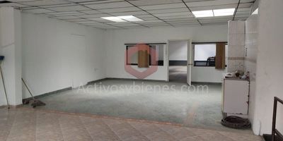 Arriendo bodega en Medellín sector Cristo Rey, 200 MT, distribuidos en 1 nivel en concreto reforzado con una resistencia de 1.2 toneladas, energía monofásica 110 y 220, comercial de 60 amperios, con una altura de 2.70 mt, 2 baños, zona de parqueo para carros y motos.Ubicada en la 4 sur y guayabal, sector comercial, ideal para carpintería o industria media.Información sujeta a cambios. Las imágenes de muebles, enseres, decoración y demás elementos son una referencia.Arrienda Activos y Bienes, Inmobiliaria experta en administración, arrendamiento y venta de apartamentos, casas, locales, bodegas y oficinas en el Oriente Antioqueño, Medellín y toda el área Metropolitana.