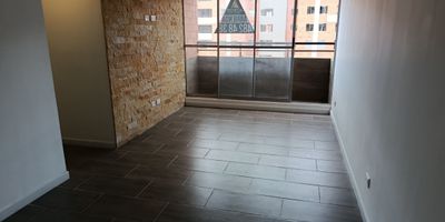 Apartamento para arriendo en piso 11 de 60 m en el sector Mosquera. En el podras disfrutar espacios comodos y luminosos. Cuenta con 3 habitaciones, 2 banos, closet, sala comedor, cocina integral, red de gas, zona de ropas, parqueadero y ascensor. Ubicado en zona estrategica con cercanias a colegios, locales comerciales, zonas verdes, vias principales y buen acceso a transporte publico.
