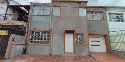 Hermosa Casa de dos pisos, lote de 10 frente X 20 fondo MTS, área 200 M2 y área lote construida de 316 M2. Tiene un apartamento de 100 M2, en el primer piso tiene una cocina integral grande, baño social, sala comedor y habitación con baño privado. Segundo piso, 2 habitaciones con baño privado, habitación principal con sala, zona lavandería y zona de ropa. En la parte trasera de la casa cuenta con amplia zona habilitada para bodega de 340 M3, proyectada en aparta-estudios con 4 habitaciones en el segundo piso (sirve muy bien para oficina) y garaje cubierto. Vías de acceso cerca avenida calle 32 y calle 28, con fácil desplazamiento a las estaciones de Transmilenio de la calle 34, avenida 39 y futuro metro.