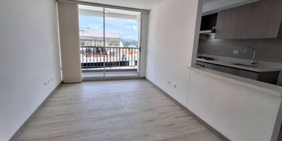 Descripción: 
447-13174 Apartamento en Arriendo en el Sector los colegios. Este apartamento de 74 metros ofrece un diseño cómodo y funcional. Cuenta con 3 alcobas, 2 baños, sala comedor iluminada, cocina integral moderna, zona de ropas independiente, balcón con vista agradable, estudio ideal para trabajo remoto, 2 clósets y 1 vestier. Además, dispone de parqueadero privado.
Se encuentra ubicado en una unidad cerrada que ofrece portería 24 horas, juegos infantiles, ascensor y shut de basuras. Su ubicación estratégica permite fácil acceso a rutas de transporte público. Código del inmueble: 13174