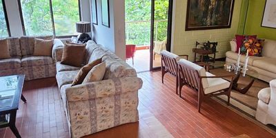 Ofrecemos para la venta una espectacular casa ubicada en Copacabana, Antioquia. 

Perfecta para quienes buscan un equilibrio entre comodidad y tranquilidad. Con un diseño parcialmente amoblado, el hogar es un refugio de paz. Consta de 5 habitaciones que ofrecen espacio suficiente para la familia y al estar en un conjunto cerrado, garantiza privacidad y exclusividad.

Sus características se destacan aún más con la seguridad 24 horas, proporcionando tranquilidad y bienestar. Además, dentro del conjunto encontrarás árboles frutales que añaden un toque natural y fresco al entorno. A pesar de no contar con espacios de parqueo individuales, tiene un parqueadero en línea que facilita el estacionamiento.

No pierdas la oportunidad de vivir en una casa que combina lo mejor de la naturaleza y la seguridad. Pide tu visita ya!