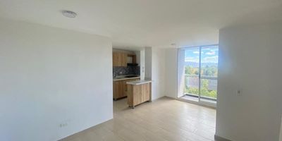 Apartamento disponible para la venta, ubicado en unidad cerrada en sector de alta valorización en Rionegro, el apartamento tiene un área de 56mts, cuenta con 2 habitaciones una de ellas con baño privado, hermosa vista panorámica, parqueadero y cuarto útil. La unidad cuenta con zonas comunes muy completas, portería 24 horas, piscina, zonas húmedas, zonas verdes, cámaras de seguridad, salón social, parque infantil y parqueadero de visitantes. Ideal para invertir!