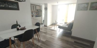 Se vende apartamento en Fontibón con precio de oportunidad, ideal para quienes desean invertir o adecuar su vivienda al gusto personal. Cuenta con un área de 56 m², distribuidos en 3 habitaciones, sala comedor, cocina, una pequeña zona de ropas y 2 baños completos. Actualmente el apartamento no tiene clósets instalados y las habitaciones no cuentan con puertas, lo cual representa una ventaja para personalizar los espacios desde cero. Incluye parqueadero privado cubierto.

Ubicado en una unidad residencial con completas zonas comunes que ofrecen bienestar y entretenimiento para toda la familia, como piscina, zona BBQ, jacuzzi, sauna, turco, salón social, salón de juegos, zona de coworking, gimnasio completamente dotado, juegos infantiles, un pequeño gimnasio al aire libre, parqueadero para visitantes y vigilancia 24 horas. Su ubicación estratégica en Fontibón ofrece cercanía al aeropuerto, acceso a transporte público y excelentes conexiones con las vías principales de la ciudad, lo que garantiza comodidad y valorización.
