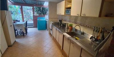 5 habitaciones, 2 baños, sala, comedor, zona de ropas, antejardín, parqueadero. 

Apta para un nuevo proyecto.