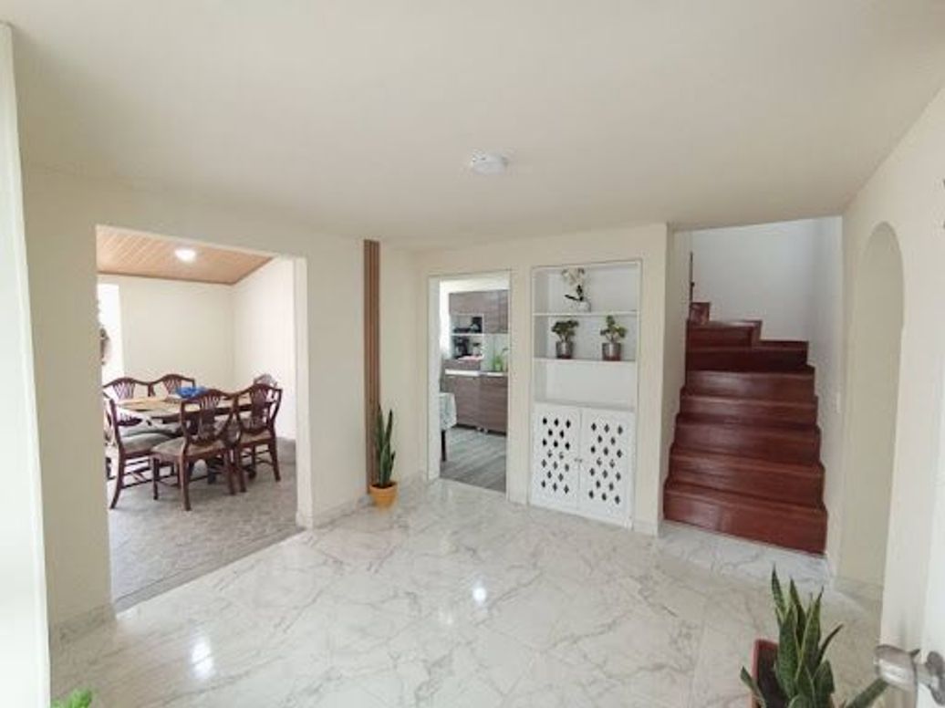 Casa de 6 alcobas en venta en Alhambra, Bogotá, 255 m² · foto 2 de 20