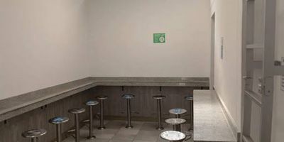 Oficina de 45 metros cuadrados, cuenta con un área libre y baño privado, pisos en madera laminada. Cuenta con un parqueadero. El edificio cuenta con recepción, zona de comedor, baños comunales, terraza y vigilancia. 1432-318 GPI.