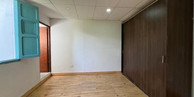 Casa independiente para uso residencial en arriendo con excelente ubicación de fácil acceso y salida cerca a hoteles, restaurantes, supermercados y zonas complementarias de la zona. Cuenta con piso en madera, sala comedor independientes, 2 alcobas con closet y baño en la principal, cocina integral abierta tipo americano, zona de ropas, terraza y parqueaderos independientes descubiertos. Cuenta con portón eléctrico para ingreso al condominio y circuito cerrado de Tv.inmuebles sujetos a verificacion de disponibilidad
