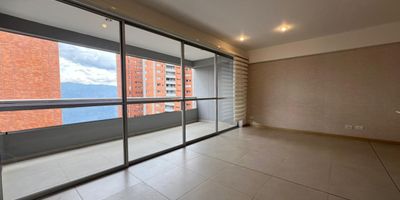 Apartamento en arriendo en unidad cerrada, ubicada en un ambiente campestre, tranquilo, de poco flujo vehicular y tránsito de solo residentes. Cuenta con piso en ceramica y madera, sala comedor, 2 alcobas con baño y vestier en la principal, baño social, cocina integral abierta tipo americano, zona de ropas, útil, balcon y parqueadero cubierto  Conjunto cerrado con ascensor, piscina, gimnasio, salon social, parques infantiles, zonas verdes, vigilancia y portería 24 horas y circuito cerrado de tv.  inmuebles sujetos a verificacion de disponibilidad
