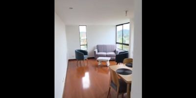 Encuentra el hogar ideal para ti en la hermosa ciudad de Bogotá D.C., con este amplio y cómodo apartamento en venta. Ubicado en una de las zonas más populares de la capital, Cundinamarca, este apartamento cuenta con un área construida y privada de 89 M2, perfecto para disfrutar en familia o con amigos. Su ubicación estratégica te permitirá estar rodeado de todo lo que necesitas para vivir cómoda y tranquilamente.

Con un diseño moderno y elegante, este apartamento cuenta con 3 alcobas, perfectas para acomodar a tu familia o incluso crear un espacio de oficina en casa. Además, posee 2 baños completos, ideales para mantener la privacidad en el hogar y evitar las molestias en las mañanas. El apartamento también cuenta con 2 plazas de garaje, para que no tengas que preocuparte por buscar estacionamiento.

Si tienes mascotas, ¡este es el lugar perfecto para ti! El apartamento admite mascotas y cuenta con amplios espacios interiores para que tus amigos peludos puedan correr y jugar. Además, podrás aprovechar los armarios empotrados y clósets para mantener tus pertenencias organizadas y en orden.

La cocina integral es uno de los mayores atractivos de este apartamento, ya que cuenta con una hermosa y moderna distribución que facilitará tus tareas culinarias. Además, cuenta con gas domiciliario, lo que te permitirá ahorrar en tu consumo del día a día. También encontrarás un depósito, perfecto para almacenar objetos que no utilices en el momento.

Disfruta de todas estas comodidades en un entorno seguro y bien conectado. El acceso pavimentado te permitirá llegar fácilmente a tu hogar, sin importar el clima. Además, cuenta con ascensor y vigilancia, lo que te brindará tranquilidad y protección en tu día a día. Y si necesitas desplazarte por la ciudad, tendrás el transporte público cercano para tus traslados.

No esperes más y adquiere este increíble apartamento en Bogotá D.C. Disfruta de la comodidad, la seguridad y la tranquilidad que so