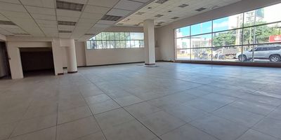 Buscas local comercial en Pereira? Tenemos esta Oportunidad unica para tu negocio! Se arrienda amplio local esquinero de 307 metros cuadrados con mezanine incluido. Ubicado estrategicamente en una de las mejores zonas comerciales y de alto trafico de Pereira con lo es la circunvalar en un centro comercial cerca de entidades bancarias, centros de salud y restaurantes. Adicional el local cuenta con cuarto de electricos y una bodega interna.
Este inmueble se destaca por su excelente visibilidad y doble acceso peatonal, ideal para marcas que buscan alta exposicion y comodidad para sus clientes. Su ubicacion privilegiada garantiza un flujo constante de personas, convirtiendolo en una opcion ideal para establecimientos comerciales, supermercados, restaurantes, farmacias, bancos o centros de servicios. No esperes mas comunicate con nosotros.