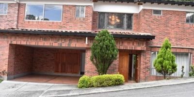 Casa en arriendo en El Poblado, sector Intercontinental, Medellín. Casa exclusiva de la unidad, con dos lotes independientes, con estilo europeo entre lo clásico y lo moderno, pisos en madera y mármol español, todos los baños con grifaría de lujo y cocina diseñada por Tolentino. Sector muy tranquilo. Casa de 3 niveles distribuida de la siguiente manera: Subnivel; sala con chimenea, sala de estar, alcoba independiente, bar con baño, baño social, zona BBQ y jardín. Nivel 1; sala muy amplia, comedor independiente, baño social, sala de estar, jardin, cocina integral con red gas con estufa y horno en acero inoxidable, alacena, zona de ropas calentador a gas, alcoba del servicio con baño y garaje doble paralelo con dos closet útil. Nivel 2; cuatro alcobas, cada una vestier y baño, de los cuales dos tienen bañera, otro con ducha hidromasajes, una de las alcobas con balcón, dos closet de linos en el corredor y biblioteca independiente. Unidad cerrada con portería 24 horas.