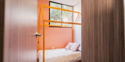 Ubicación premium
En Alto de Las Palmas, Poblado, cerca del Túnel de Oriente y del Country Club. 
Sector exento de pico y placa.

Cesión de derechos

Área: 45.5 m² | Piso intermedio | Vista al sur de Medellín 
Distribución: 1 habitación, sala-comedor, 1 parqueadero 
Entrega: Enero de 2026 

La unidad contará con completas zonas comunes:
‍♂️ Piscina climatizada para adultos y niños
 Sauna y turco
 Juegos infantiles
️ Gimnasio semidotado
 Zona para mascotas
 Salón social

Administración estimada: $5.000 por m² aproximadamente.
Acceso rápido a Oriente Antioqueño y cerca al túnel.
Excelente conectividad vial, con rutas directas y vía exenta de pico y placa.

Ubicado a pocos metros del Túnel de Oriente, sin restricciones de pico y placa y con excelente conectividad hacia el oriente, occidente, centro y sur de la ciudad, gracias a su localización estratégica sobre la vía Las Palmas ️.