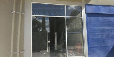 Local #1 comercial para estrenar, en obra gris con 60 m2. pisos en concreto afinado .Cuenta con un baño completamente enchapado y terminado. Uso comercial, oficinas y servicios. Sobre via principal con excelente circulacion vehicular. Cercana estacion de SITP. 
El valor del canon incluye el servicio de agua y energia. no incluye el valor del IVA