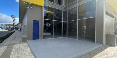 Local #3 comercial esquinero, para estrenar, en obra gris con 85 m2. pisos en concreto afinado .Cuenta con un baño completamente enchapado y terminado. Uso comercial, oficinas y servicios. Sobre via principal con excelente circulacion vehicular. Cercana estacion de SITP.
El valor del canon incluye el servicio de agua y energia. no incluye el valor del IVA