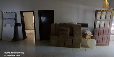 BOSTON, BARRANQUILLA, vendemos o rentamos casa y bodega, ubicada en corredor comercial sobre vía principal, con alto tráfico vehicular y peatonal. 
MEDIDAS.
Esta propiedad tiene una construcción de 480 metros, en un lote de 512 metros, con estrato comercial.
REPARTO.
Tiene terraza, recepción, 7 oficinas, 4 baños, 2 garajes, 1 mezanine.
EXTERIORES.
Esta cerca de diferentes actividades comerciales y de servicios, clínicas, parques, escenarios deportivos, iglesias, supermercados, colegios, guarderias, unidades residenciales, restaurantes, transporte público.
PRECIOS.
$ 4.500.000 Alquiler
$ 850.000.000 Venta
