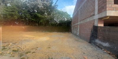 Este lote para vender se encuentra ubicado en Rionegro, uno de los municipios más exclusivos y de mayor crecimiento en Antioquia, en una zona privilegiada por sus bellos paisajes y su tranquilidad. Con un área total de 124M2, este inmueble ofrece múltiples posibilidades para construir la casa de tus sueños o llevar a cabo un proyecto de inversión. Ademas, otorga privacidad y la oportunidad de  diseñar el espacio a tu gusto. En cuanto a sus características internas, el terreno cuenta con servicio de agua, un beneficio esencial para el bienestar y comodidad diaria.

Además, al ser unifamiliar, tendrás la privacidad y tranquilidad que necesitas para disfrutar de tus espacios al máximo. Pero las ventajas no solo se encuentran en el interior del terreno, ya que cuenta con características externas que lo hacen aún más atractivo. Se encuentra en una zona de acceso pavimentado, lo que facilita su acceso y te garantiza una buena conexión con el resto del municipio, lo que brinda  tranquilidad a tu familia. Además, se encuentra en una zona que garantiza una buena conexión con el transporte público y una rápida llegada a las principales vías del municipio. Una de las mayores ventajas de este terreno es que se encuentra  en un entorno agradable y rodeado de naturaleza, podrás estar tranquilo y disfrutar al máximo de tu hogar.

Ubicado en una zona campestre y residencial, este terreno te ofrece la oportunidad de vivir en un ambiente tranquilo, rodeado de zonas verdes y con una vista inigualable a las montañas de Antioquia. Sin duda, una excelente opción para aquellos que buscan un estilo de vida relajado en contacto con la naturaleza.

No pierdas la oportunidad de adquirir este increíble terreno en Rionegro, un municipio en constante crecimiento y desarrollo, que te brindará una calidad de vida única. ¡Haz realidad tus sueños en este paraíso natural! Contáctanos para más información.
