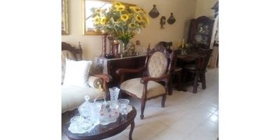 Venta de  Casa Independiente en Colina del Sur 

Excelente ubicación cerca de la carrera 80, calle 5, calle 70, la paso ancho. Centros comerciales cercanos como Cromocentro, Jumbo, Unicentro, Jardín Plaza, estaciones cercanas del Mio como Caldas y Capri. 

Casa de dos pisos, de 4X15   Conformada así: 

PRIMER PISO : Garaje, sala, comedor, cocina, baño social, habitación y área aseo. 

 SEGUNDO PISO: Dos habitaciones con closet y baño.  

Se puede construir un piso más completo o desde el cuarto del primer piso hacer otra habitación.