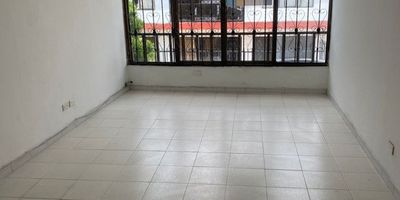 ALQUILAMOS APTO. En Segundo piso, no Unidad, a la calle  , no portería, excelente ubicación EN BARRIO SAMANES FE GUADALUPE  carrera 52A No. 16-57 segundo piso   este encantador apartamento ubicado en una zona privilegiada. Cuenta con sala y comedor, alcoba principal, y dos auxiliares pequeñas una de estas opcional estudio, un baño cocina integral  y 90 metros cuadrados de espacio habitable, este inmueble es ideal para aquellos que buscan comodidad y estilo. La luz natural inunda cada rincón, creando un ambiente acogedor y luminoso. La cocina, de diseño moderno, es perfecta para los amantes de la gastronomía. Además, cuenta con una ubicación estratégica que brinda fácil acceso a servicios y comercios. No pierdas la oportunidad de hacer de este lugar tu nuevo hogar. Para más información, contacta a Indira Oyola al número 3104005590. ¡Haz de este apartamento tu próximo destino!