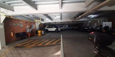 Se arrienda local/bodega en el corazón de la zona comercial del parque principal de Rionegro, con ubicación estratégica y excelente visibilidad, ideal para el desarrollo de diversas actividades económicas.
Este espacio es apto para oficinas, empresas del sector textil y de confecciones, IPS, o cualquier tipo de negocio de comercio y servicios.
Características:
Área total: 500 m²
Capacidad eléctrica: 45 KVA.
Canon mensual: $17.000.000
Opción de entregar con piso enchapado por un canon ajustado a $50.000 por m².
Una oportunidad única para establecer su empresa en uno de los sectores con mayor actividad comercial de Rionegro.