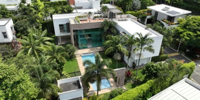 En venta casa contemporánea y minimalista en exclusivo condominio de Pance. Diseñada para integrarse con la naturaleza, ofrece vistas privilegiadas y espacios funcionales. La propiedad cuenta con amplias zonas verdes, piscina, terraza social, sala de cine, estudio, comedor, cocina integral con alacena, zona de ropas, alcoba de servicio y área de BBQ. En el nivel superior se encuentran varias habitaciones con baño privado, vestier y balcón, además de sala de estar y juegos. En la parte alta dispone de una terraza con hermosa vista. Presenta acabados de lujo en porcelanato y mármol, baños con mobiliario importado y cocina con electrodomésticos empotrados. Tiene ascensor para comidas, iluminación led, espejos de agua, sistema de alarma y cámaras de seguridad. El condominio ofrece vigilancia permanente, piscina, salón social de dos niveles, sauna, turco y jacuzzi. Una propiedad elegante y confortable en una de las mejores zonas del sur de Cali.
