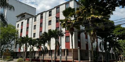 Hotel en venta con una ubicación privilegiada, a tan solo 15 minutos del centro de Cali, cercanos a centros comerciales, empresariales, gastronómicos, y zonas deportivas, excelentes espacios con una buena distribución, buen diseño y bellos acabados, el edificio consta de 84 habitaciones entre 25-30-35 metros c/u debidamente amuebladas tipo aparta estudios. Cada una consta de 1 baño completo, closet, con aire acondicionado, cuenta con cocineta completa con lavaplatos estufa empotrada a gas natural con sus respectivos gabinetes en madera y encaje en porcelanato. Con una amplia recepción, lobby, oficinas, restaurante recién remodelado con capacidad para 100 comensales. 

parqueadero sótano para 40 carros , ascensor con capacidad para 8 personas, lavandería, planta eléctrica propia, calentador de agua, Internet, jacuzzi para 15 personas, gimnasio,  salón de reuniones con tv video beam y cámaras de seguridad en todo el edificio, ideal para todo tipo de huéspedes, sean empresariales ,deportivos ,corporativos , turismo extranjero, tratamientos médicos.
