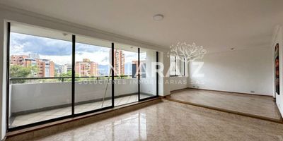 Arriendo. Amplio apartamento de 220 m² en una de las zonas residenciales más exclusivas del Poblado, cerca al Club Campestre. Cuenta con 3 habitaciones, alcoba de servicio, 2 parqueaderos, cuarto útil, y espacios generosos. Disfruta de zonas comunes como piscina y sauna.