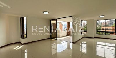 Arriendo. Espacioso y elegante apartamento de 160 m² ubicado en una zona estratégica del Poblado, sobre la 10 con la Inferior, a pocos minutos de Provenza. Consta de 3 habitaciones, 3 baños completos, sala comedor amplia, cocina integral, 2 parqueaderos y cuarto útil. Ideal para quienes desean vivir con comodidad, estilo y excelente conectividad. Contáctanos y agenda tu visita.