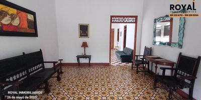 MEDIDAS
214 M2 área construida en un lote de 613 M2, estrato 4, casa de un solo nivel, construida hace más de 60 años

En EL PRADO, BARRANQUILLA, vendemos hermosa casa patrimonio que aun conserva sus baldosas originales, su techo es con tejas, esta vivienda ubicada cerca de parques, hoteles, iglesias, universidades, colegios, notarías, transporte público
VENTAJAS
Tiene beneficios en servicios e impuesto predial
MEDIDAS
214 M2 área construida en un lote de 613 M2, estrato 4, casa de un solo nivel, construida hace más de 60 años
REPARTO CASA
Consta de sala y comedor amplios, salón de estar, cocina cerrada, oficina con baño social, zona de labores, patio de ropas, cuarto y baño de servicio, patio, terraza externa, jardín externo, garajes en línea hasta para 8 carros
ALCOBAS
4 en total, príncipal con baño
BAÑOS
4 en total, 3 para alcobas y 1 social ubicado en oficina construida en el patio de la casa
PRECIOS
$ 1.598.000.000 venta
