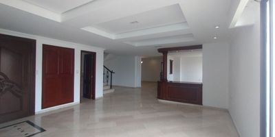 Apartamento en arriendo en Alto Prado, ubicado en unidad cerrada cerca a centros comerciales, supermercados, restaurantes, parques, colegios, rutas de transportes público. Cuenta con 4 habitaciones, 4 baños, sala, comedor, estar de tv, estudio, balcon pequeño en la sala, aire central en la sala y minisplit en las habitaciones, pisos en mármol, cocina integral con mesón en mármol, alcoba de servicio, baño de servicio, zona de ropas, piscina, gimnasio, salon comunal, parques infantiles, zonas verdes, planta eléctrica de suplencia total, vigilancia y porteria 24 horas.