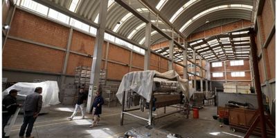 • Área total: 1.050 m²
• Área libre de bodega: 874 m² con triple altura (12 m a la parte más baja / 14 m a cumbrera)
• Área de oficinas y servicios: 176 m² distribuidos en 4 niveles
• Lote de 930 m² (frente: 20 m / fondo: 46,5 m)
• Cubierta autoportante
• 4 portones de acceso vehicular (4,86 m alto × 5,45 m ancho)
• Pisos de alta resistencia: capacidad de carga de 5 Ton/m²
• Carga eléctrica instalada: 70 kva

Ideal para empresas que requieren espacio de almacenamiento, logística o producción. Excelente accesibilidad y ubicación estratégica en zona industrial consolidada.
