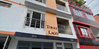 Se arrienda espectacular apartamento dúplex en el exclusivo barrio Asovilagos de Bucaramanga. Ubicado en un quinto piso, este amplio hogar de 82 m² ofrece un diseño moderno y funcional. En el primer nivel, encontrarás dos habitaciones acogedoras, una sala comedor luminosa, una cocina integral equipada, un baño completo y un espacio adicional perfecto para un escritorio o nevera. 

En el segundo nivel, disfruta de una espaciosa habitación principal de aproximadamente 16 m² con baño privado, además de una terraza ideal para momentos de relax. Este nivel también incluye un lavadero y un espacio para lavadora, todo enchapado y bien arreglado. Aunque no cuenta con parqueadero, el apartamento se sitúa en una tranquila zona residencial de estrato 3, proporcionando un entorno seguro y cómodo. ¡Contáctanos para más información y agenda tu visita hoy mismo!