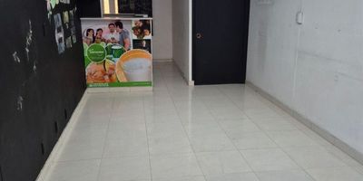 ¡Oportunidad de inversión en zona altamente comercial!
Se vende o alquila local en el barrio Chiminangos, estratégicamente ubicado en el corazón de la Chimisexta, uno de los sectores más concurridos y comerciales del norte de Cali. Este local se encuentra rodeado de negocios, tráfico peatonal y excelente visibilidad, lo que lo convierte en una opción ideal para emprendedores.
El inmueble consta de un amplio salón principal, perfecto para adecuar diferentes tipos de negocio, un baño, cocina y un depósito para almacenamiento. 
Gracias a su ubicación y características, este espacio es ideal para desarrollar actividades como: Barbería, salón de belleza, corresponsal bancario, peluquería canina, punto de cócteles o comida rápida, pequeño comercio o servicios personalizados
Además, cuenta con cómodas vías de acceso y transporte público cercano, lo que facilita la llegada de clientes.
¡Invierte en una zona de alta proyección comercial! Agenda tu visita y descubre el potencial de este local.