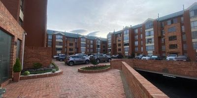 Apartamento de 100 mts² ubicado en un primer piso en el conjunto residencial Colina Campestre. El apartamento cuenta con Sala comedor cocina integral, zona de ropas con calentador a gas, tres habitaciones con closet, la principal con baño privado y un baño social,  amplia zona verde  exclusiva del apartamento. El conjunto cuenta con Vigilancia 24-7, zona de juegos, salón comunal, amplias zonas verdes, gimnasio. Cómodas vías de acceso como  la Av. Boyacá, Calle 138, calle 153