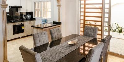 Casa Bifamiliar en Arriendo AMOBLADA de un solo nivel se encuentra  disponible con un área de 158.5  metros, está remodelada, y distribuidos  así:  casa y/o apartamento consta  cada  una  de tres  alcobas, sala-comedor,  tres  baños, cocina integral, zona de labores, patio  y  parqueaderos,  cuentan  con luz natural,  vías  de acceso  en  buen estado. mayores  informes  al 3145889507