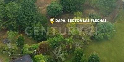 Lote en venta con excelente ubicación en Dapa – Sector Las Flechas. Se vende amplio lote con entrada vehicular directa desde la vía principal, ideal para desarrollo campestre, proyecto de vivienda o inversión. Ubicado en el tranquilo y apetecido sector de Las Flechas en Dapa, este terreno ofrece fácil acceso, entorno natural y una ubicación estratégica cerca de la ciudad pero rodeado de naturaleza. Cuenta con documentación al día, lo que permite una compra segura y sin complicaciones. Un espacio versátil con gran proyección, perfecto para quienes buscan construir en un entorno fresco, con excelente conectividad y valorización garantizada.