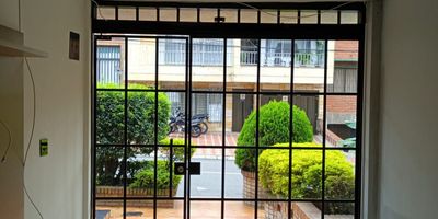 Se arrienda elegante, moderno y acogedor inmueble, el cual puede se utilizado para oficina o apartaestudio, cuenta con una excelente ubicación en Laureles, Medellín, cerca de la 70, Centro Comercial Unicentro, UPB, estación de metro, cerca de supermercados, colegios, parques, estación de Policía y escelente transporte público.

Date la oportunidad de crecer con esta excelente oportunidad. Contáctanos para más información o agendar tu cita. Este agradable espacio, está esperando por ti.