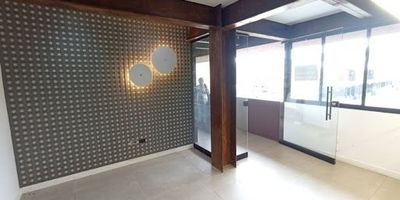 OFICINA EN ARRIENDO. Esta  oficina cuenta con un Área de 54m2, espacio para recepción, escritorios, sala de juntas,  1 baño, cocineta, cuenta con ventanales amplios, buena iluminación natural, amplias zonas de parqueadero, parque infantil, zonas verdes, facilidad de acceso con ubicación estratégica, en el sector la fe El Retiro sobre la vía principal,    ¡no pierda la oportunidad de trabajar en un ambiente tranquilo confortable rodeado de naturaleza!  código 893-4088  