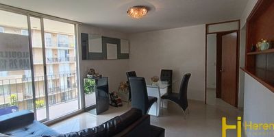 Apartamento en unidad cerrada del poblado sector San Diego vía las palmas. 
Cuenta con un área de 90 metros cuadrados con 3 habitaciones sala comedor balcón cocina integral zona de ropa un baño y dos vestier y parqueadero privado 
La unidad cuenta con portería 24/7 piscina gimnasio y turco Excelente día de acceso sobre la avenida las palmas transporte público cercano tiene cercanía a Premium Plaza centro comercial San Diego entre otros