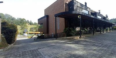 OFICINA EN ARRIENDO. Esta  oficina cuenta con un Área de 20 m2, espacio para escritorios, 1 baño, cocineta, cuenta con ventanales amplios, buena iluminación natural, amplias zonas de parqueadero, parque infantil, zonas verdes, facilidad de acceso con ubicación estratégica, en el sector la fe El Retiro sobre la vía principal,    ¡no pierda la oportunidad de trabajar en un ambiente tranquilo confortable rodeado de naturaleza!  código 893-4089