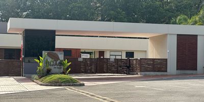 Se vende lote en el exclusivo condominio Bijao del Vergel, un conjunto residencial conformado por 122 lotes, ubicado en una de las zonas más frescas y tranquilas del sector. 
El lote es medianero, con un área total de 98 m2, y permite la construcción de una casa de hasta tres pisos, con un área construida de hasta 180 m2, respetando el diseño de fachada establecido por el conjunto.

El lote cuenta con vista al frente hacia la montaña y se encuentra en una ubicación privilegiada dentro del conjunto. Incluye nuevos diseños arquitectónicos y todos los documentos y obligaciones al día.

El condominio ofrece zonas sociales completas como piscina, sendero ecológico, canchas de microfútbol, salón social, zona BBQ y amplias zonas verdes, ideal para disfrutar en familia.

Estrato 4
Valor de venta $300 millones negociables
Administración $340.000

Una excelente opción para construir vivienda en un entorno natural, tranquilo y con alta proyección de valorización.