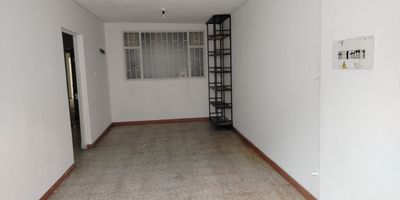 Arriendo excelente apartamento ubicado en el primer piso de una casa de barrio en Villas del Dorado. Cuenta con 4 habitaciones, sala comedor, 2 baños, patio y garaje. Actualmente, el espacio está adaptado como oficinas, ideal para uso residencial o comercial.