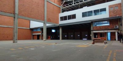 BODEGA PREMIUM CON OFICINAS - PARQUE INDUSTRIAL ACOPI
Genera Renta | Exposición Comercial | Ubicación Estratégica
Excepcional bodega en parque industrial de Acopi sobre autopista Cali-Yumbo. A 15 minutos del Aeropuerto Internacional de Palmaseca.
Características clave:

Oficinas incorporadas
Visibilidad TOP OF MIND para su marca
2 muelles + 2 accesos a nivel de piso
Servicio de báscula
Seguridad permanente.

Actualmente generando renta mensual 

Posicione su empresa en ubicación que potencia operación logística mientras maximiza exposición de marca. Inversión inteligente: adquiera activo ya productivo.
¡SU EMPRESA MERECE ESTAR AQUÍ! Agende visita hoy.