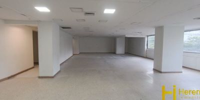 Inmueble comercial ubicado en la calle Colombia sector sudamericana, Ideal para múltiples usos; oficinas administrativas, industria liviana, confecciones, almacenaje, entre otros. Excelente ubicación con cercanía al éxito de Colombia, estación sudamericana del metro, unidad deportiva Atanasio Girardot.Excelente día de acceso con transporte público cercano con múltiples rutas de buses y estación metro.